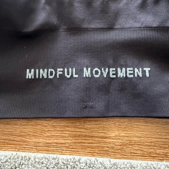 ALO Yoga Black Ribbed Sports Bra - Picture 4 of 6